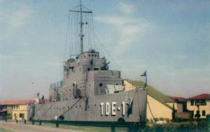 Original USS Recruit (TDE-1) By army.arch (http://www.flickr.com/photos/army_arch/2415462097/) [CC BY 2.0 (http://creativecommons.org/licenses/by/2.0)], via Wikimedia Commons